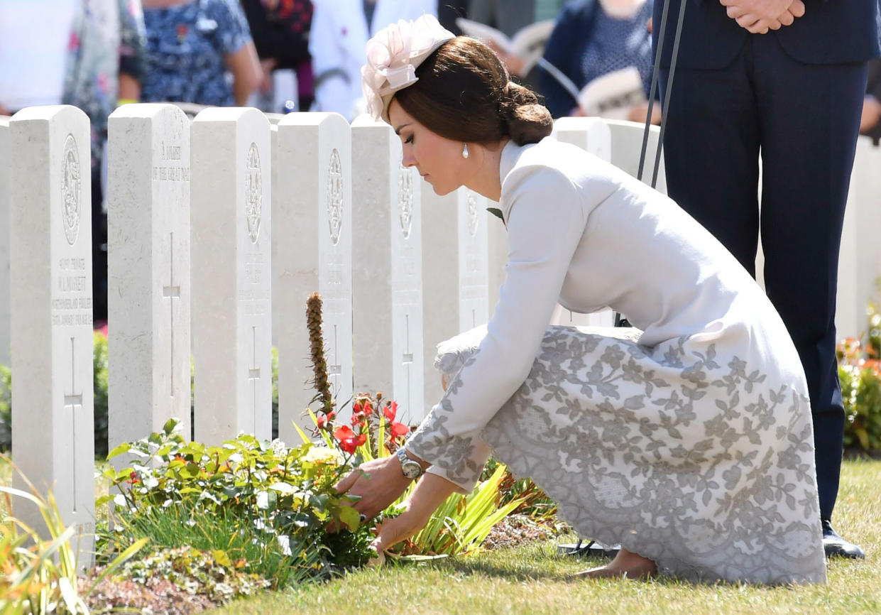 Herzogin Kate legt am 31. Juli 2017 Blumen auf das Grab eines Soldaten in Belgien. (Bild: dpa)