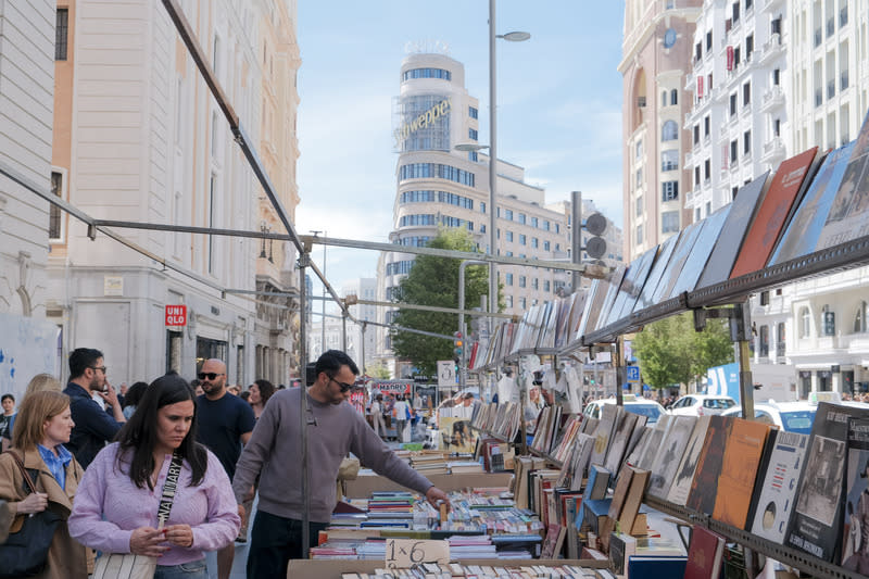 西班牙馬德里「格蘭大道」街頭書市一覽 西班牙首都馬德里為慶祝4月23日聯合國「世界閱讀 日」，在市中心「格蘭大道」（Gran Vía）辦起街頭 書市，將書本帶到街頭與讀者相遇。 中央社記者胡家綺馬德里攝 113年4月22日 
