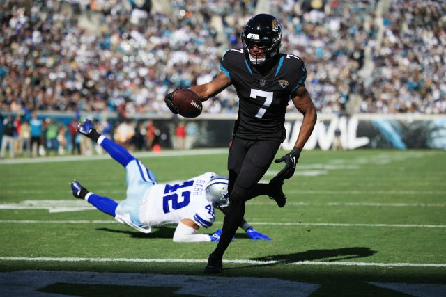 Jaguars' Zay Jones makes 3 touchdown catches against Cowboys