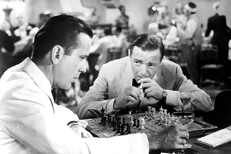 La célebre escena del café de Casablanca es recordada también por la partida de ajedrez que juega Rick Blaine, interpretado por Humphrey Bogart; es uno de los muchos ejemplos de grandes obras que incluyen al juego-ciencia.