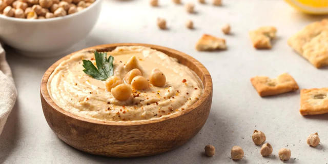 Hummus ist eine Paste, dieaus Kichererbsen und Tahin hergestellt wird (Foto: Getty Images)
