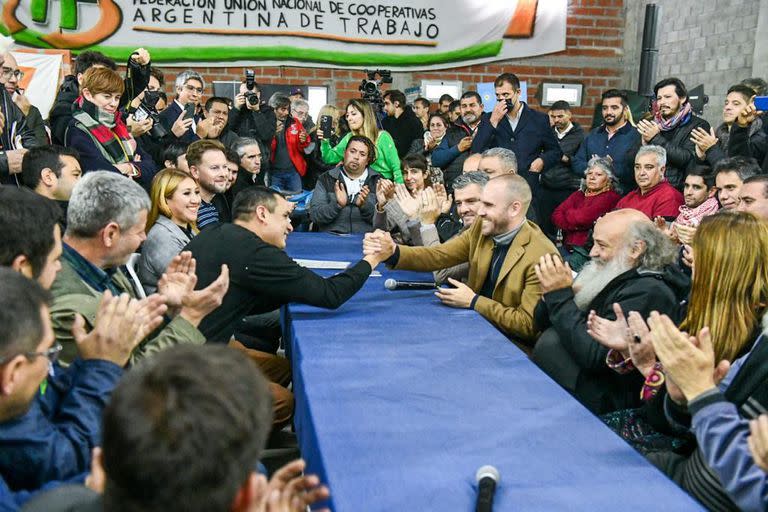 El ministro de Economía, Martín Guzmán, junto a Emilio Pérsico, del Movimiento Evita