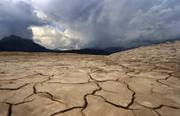 <p>Dieses Bild zeigt nicht das Death Valley in den USA, sondern den Forggensee nahe Schwangau im Allgäu. Der See ist aufgrund des heißen Wetters stellenweise ausgetrocknet. (Bild: Karl-Josef Hildenbrand/AFP/Getty Images) </p>