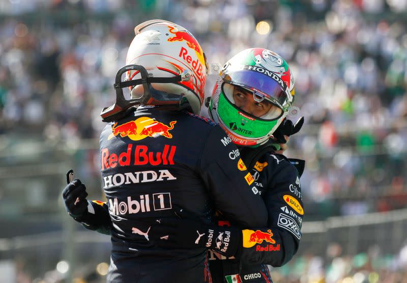 Los pilotos de Red Bull Max Verstappen y Sergio "Checo" Pérez se abrazan tras finalizar la carrera del Gran Premio de México en primero y tercer lugar