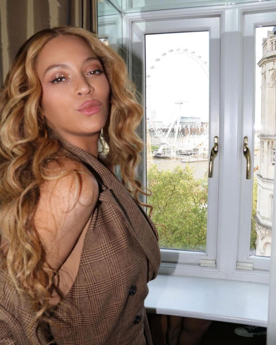 Beyoncé poses in her Royal Penthouse suite (Beyonce)