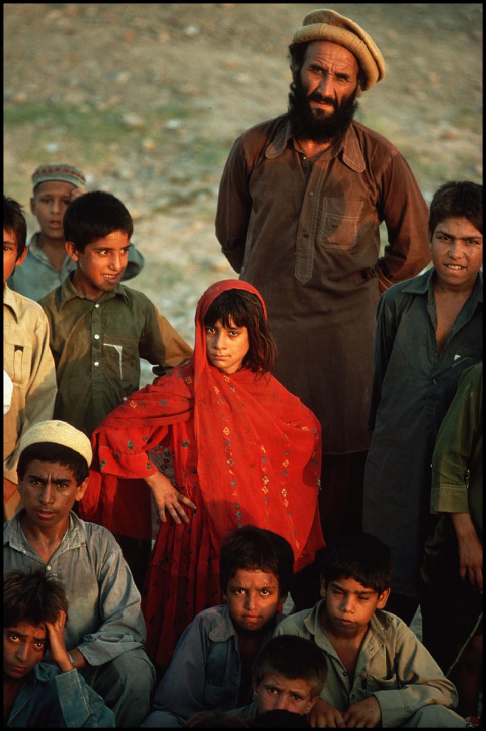 Afghan refugees, Peshawar, Pakistan, 1989. (Photograph by Peter Turnley, Bates College Museum of Art; gift of John and Claudia McIntyre)