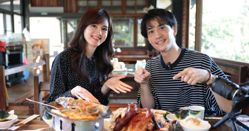 「日本的姊弟」松野高志帶姊姊到台南關子嶺品嚐在地特色甕仔雞及特色山菜。（圖／松野高志提供）