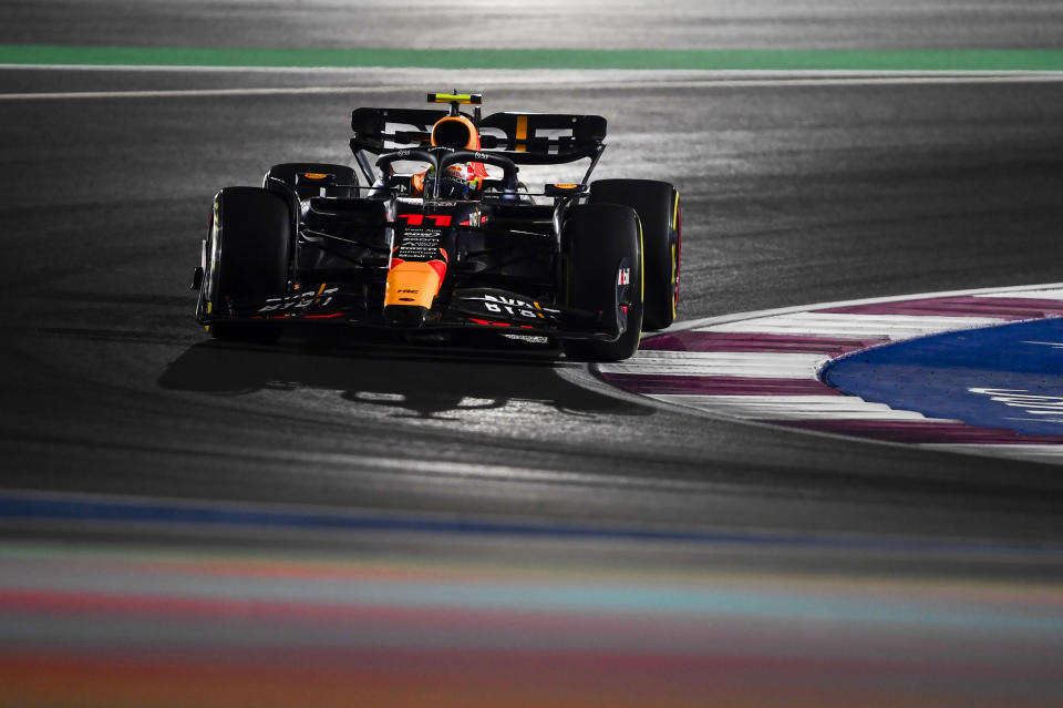 Sergio Pérez volvió a quedar fuera de la Q3 en Qatar. (Photo by Rudy Carezzevoli/Getty Images)