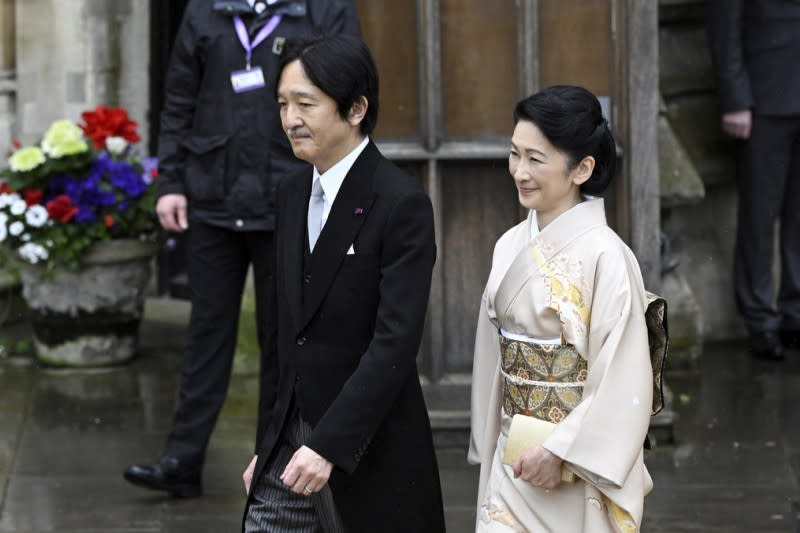 2023年5月6日，日本皇嗣秋篠宮文仁親王文仁與妻子紀子參加英王查理三世的加冕典禮。（美聯社）