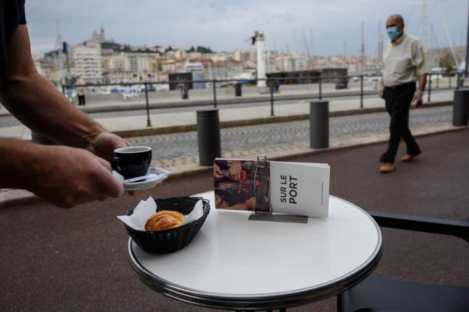Une terrasse de restaurant sur le Vieux port, à Marseille.  - CHRISTOPHE SIMON 