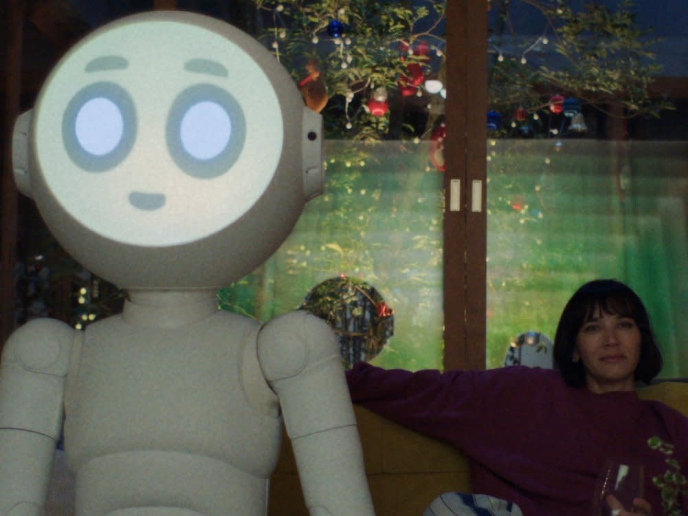 Roboter Sunny und seine von Rashida Jones gespielte Besitzerin in "Sunny". (Bild: Apple TV+)