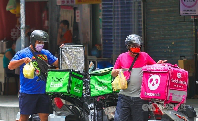 雖然外送產業各方仍多有糾紛，但對很多想自由、兼差，或是相對弱勢者來說，外送產業是相對容易的選擇。（中央社）