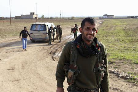 Kurdish People's Protection Units (YPG) and Kurdistan Workers Party (PKK) fighters are pictured on a road between the Iraqi-Syrian border town of Rabia and the town of Snuny, north of Mount Sinjar December 20, 2014. REUTERS/Massoud Mohammed