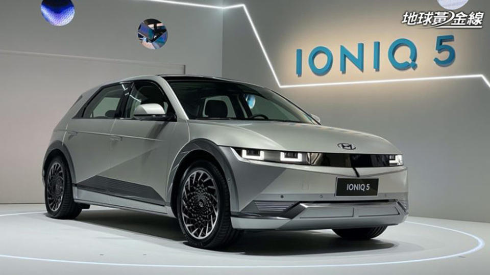 沈慧蘭強調，Ioniq 5帶有「致敬1975年Pony乘用車」的復古風格外型、投射式LED Pixel頭燈、將左右頭燈相連的一體貫穿式車頭飾板等等設計，都很合她的胃口。（圖片來源/ Hyundai）