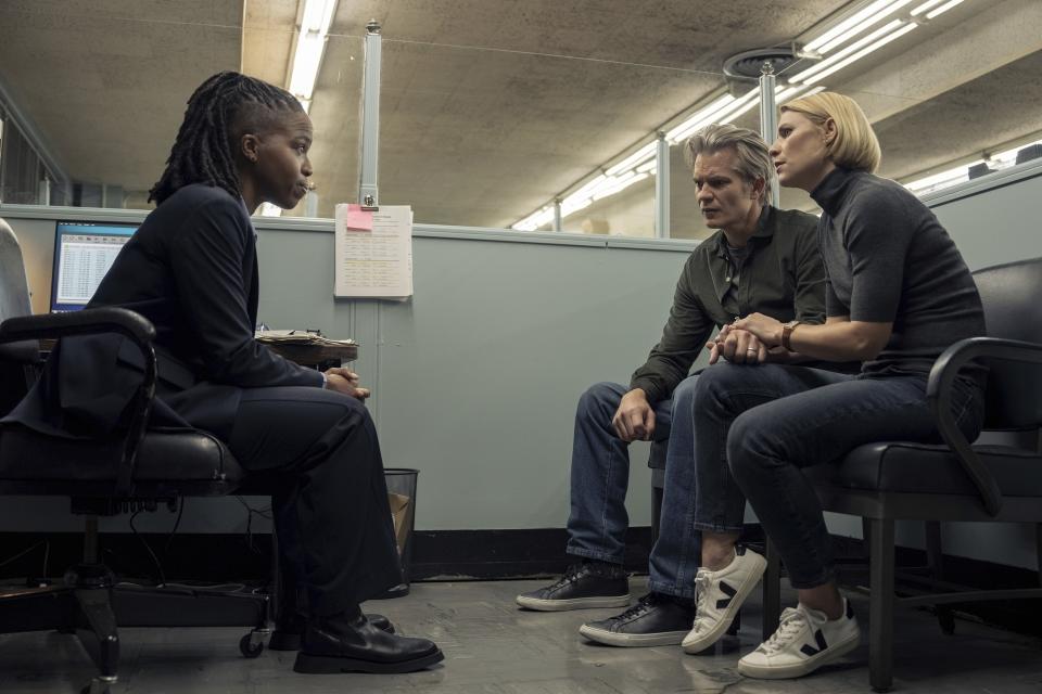 Lisa Janae, izquierda, Timothy Olyphant y Claire Danes en una escena de "Full Circle" en una imagen proporcionada por Max. (Sarah Shatz/Max via AP)