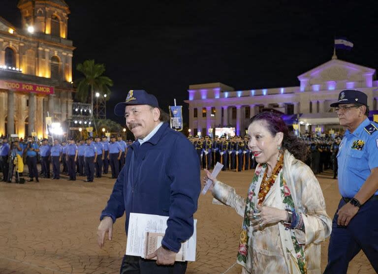 El presidente de Nicaragua Daniel Ortega y su esposa, Rosario Murillo, durante un desfile militar