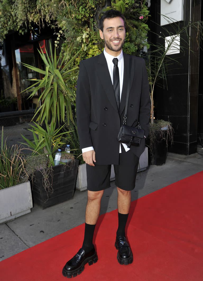 Lizardo fue el gran protagonista de la noche y lució traje y corbata pero con un detalle: en vez de pantalones largos usó bermudas. Los zapatos con medias, última tendencia en Europa