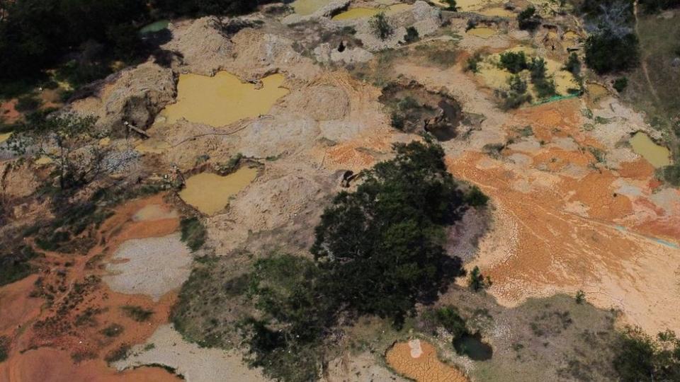 Fotografía satelital del impacto medioambiental de la extracción ilegal de oro en Colombia.