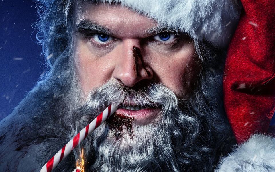 Stille Nacht, blutige Nacht: In "Violent Night" gibt "Stranger Things"-Star David Harbour einen Santa Claus, der auch mal richtig ungemütlich werden kann. (Bild: 2022 Universal Studios)