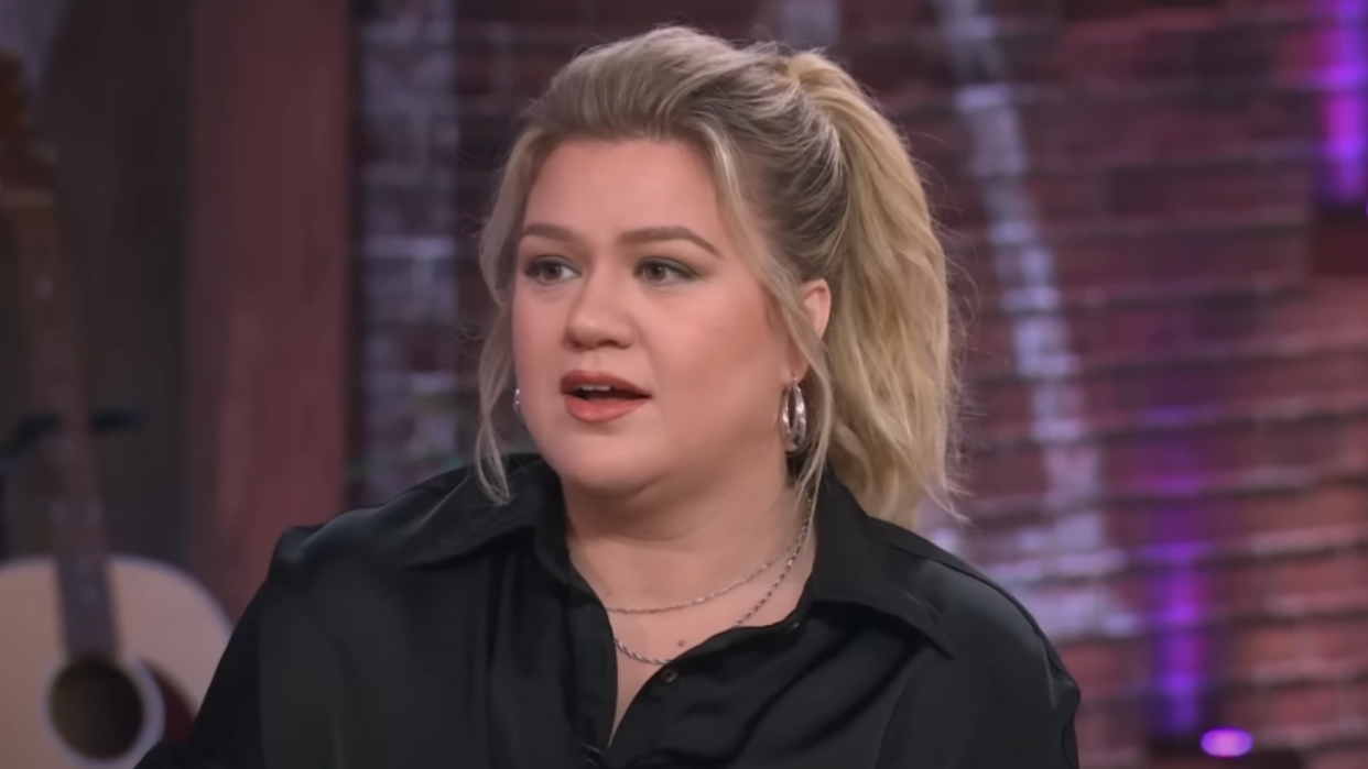  Kelly Clarkson talking on The Kelly Clarkson Show. 