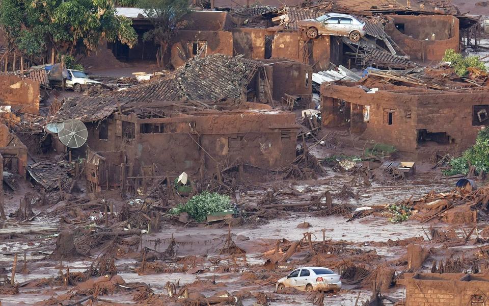בוץ רעיל חונק כפר לאחר פיצוץ סכר ב-2015 באתר כרייה המופעל על ידי Vale of Brazil ו-BHP Billiton - AFP PHOTO / Douglas MAGNODouglas Magno/AFP/Getty Images