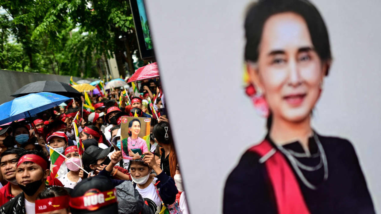 Des manifestants crient des slogans et tiennent des photos de l’ancienne dirigeante Aung San Suu Kyi, le 26 juillet 2022 à Bangkok.