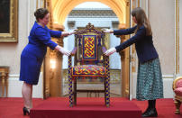 <p>Der perlenbestickte Yoruba-Thron wurde der Queen 1956 vom nigerianischen Volk als Geschenk dargeboten und wird hier in Position gebracht – Montag, 3. April 2017, Buckingham Palace, London. Eine Auswahl an royalen Geschenken wird ab 22. Juli 2017 im Zuge der Sommer-Öffnung der State Rooms im Buckingham Palace ausgestellt. (Stuart C. Wilson/Getty Images) </p>