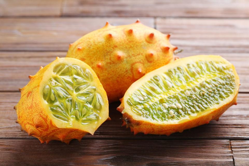 <p>Ist das etwa ein Zierkürbis? Nein, die Horngurke oder auch Kiwano gehört lediglich zu den Kürbisgewächsen. Mit ihrer gelb-orangenen Haut sowie dem grünen Fruchtfleisch ist sie auch etwas fürs Auge. Geschmacklich bietet die Kiwano einen Mix aus Banane, Passionsfrucht sowie Zitrone. Der Anbau erfolgt vor allem in den USA, Australien und Chile. (Bild: iStock / 5second)</p> 