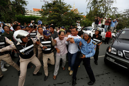 Government supporters scuffle with the police as they try to block an opposition march from the Cambodia National Rescue Party (CNRP) to deliver a petition to the parliament and King Norodom Sihamoni to intervene in ther country's current political crisis in Phnom Penh, Cambodia May 30, 2016. REUTERS/Samrang Pring