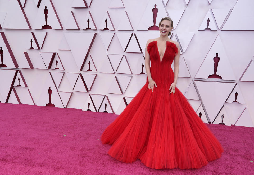 <p>Si alguien devolvió el glamur de los Óscar a la alfombra roja, esa fue Amanda Seyfried quien llegó con un vestido strapless en rojo encendid y con escote en "V". (AP)</p> 