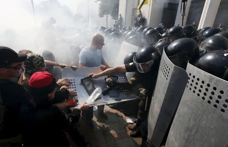 Demonstrators, who are against a constitutional amendment on decentralization, clash with police outside the parliament building in Kiev, Ukraine, August 31, 2015. REUTERS/Valentyn Ogirenko