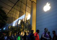 <p>People queue overnight for the iPhone X launch outside the Apple store in Singapore November 3, 2017. REUTERS/Edgar Su </p>