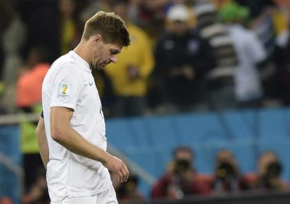 England&#39;s midfielder and captain Steven Gerrard walks off the pitch after losing a Group D football match between Uruguay and England at the Corinthians Arena in Sao Paulo during the 2014 FIFA World Cup on June 19, 2014 (AFP Photo/Daniel Garcia)