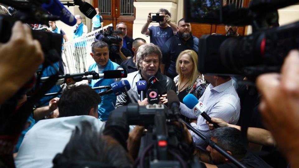 Javier Milei junto a su hermana luego de emitir su voto. 