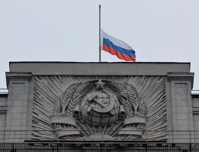 Una bandera rusa ondea a media asta en la sede de la Duma Estatal en la jornada de luto decretada tras la matanza en la sala de conciertos Crocus City Hall de Moscú, Rusia.