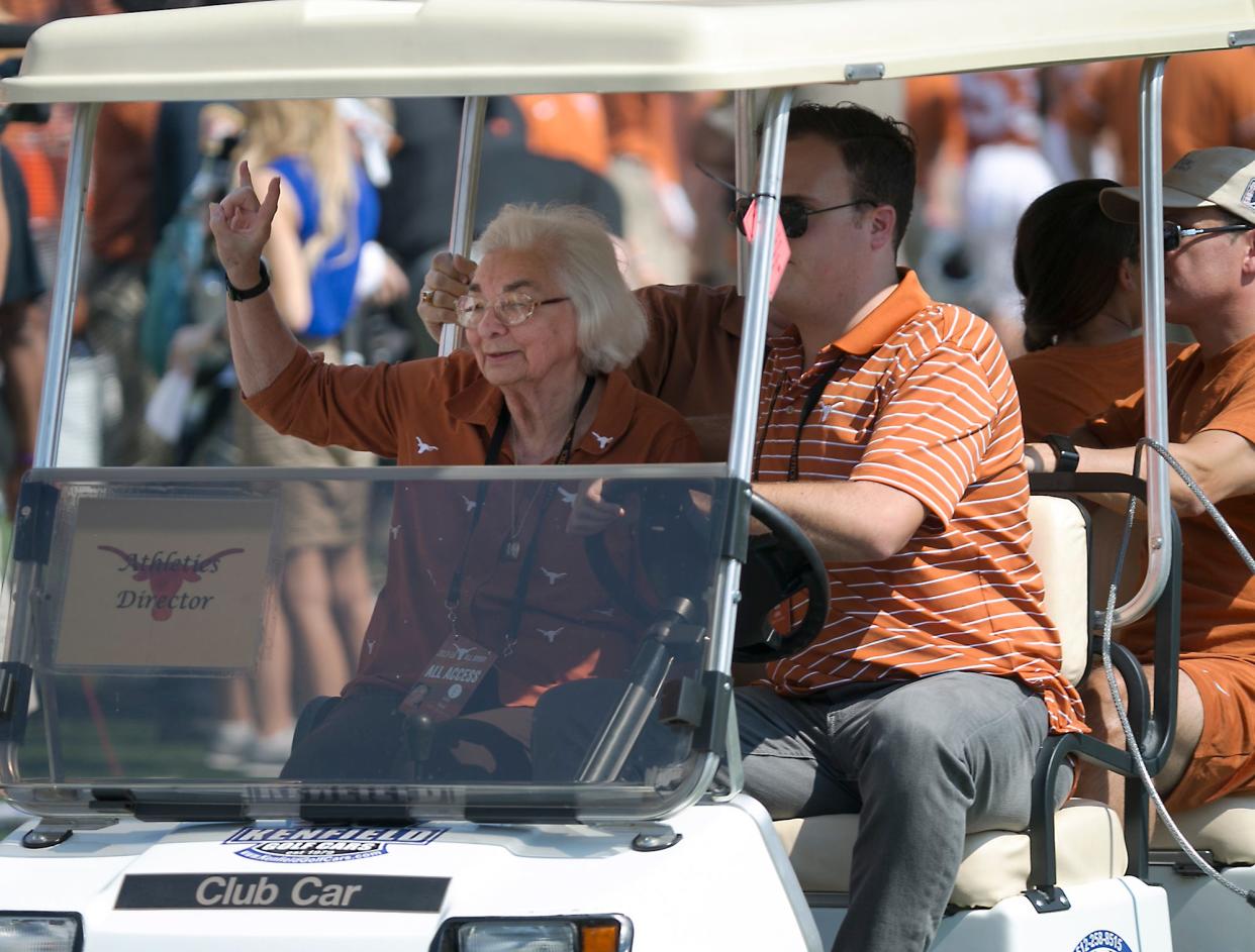 Edith Royal flashes the hook ’em sign before the Maryland game in 2017. The widow of coaching legend Darrell Royal died Monday at age 98.