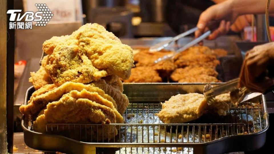 一名39歲男子常外食，愛吃油炸物。（示意圖，與事件無關／shutterstock達志影像） 