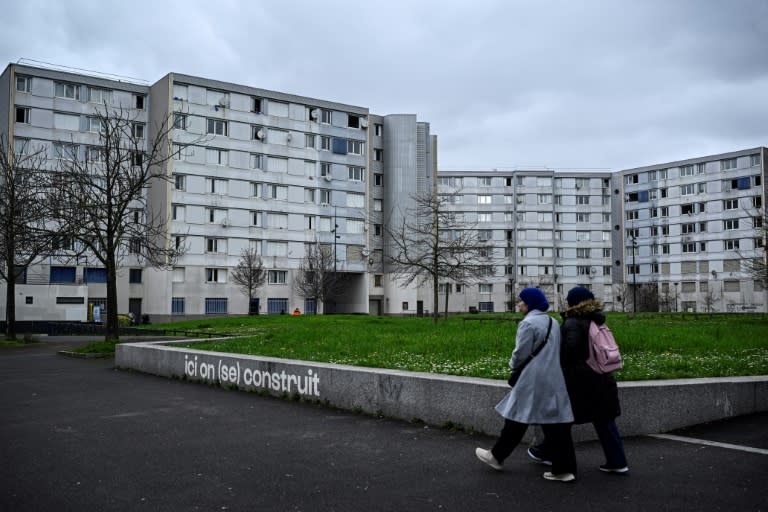 Dos personas pasean por la barriada de Francs-Moisins, en Saint-Denis, suburbio al norte de París, el 13 de marzo de 2024 (JULIEN DE ROSA)