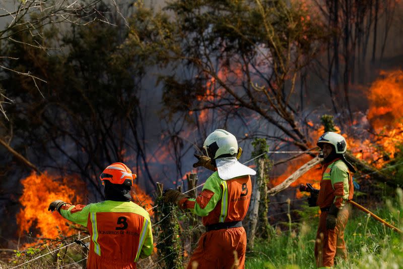 Firefighters use a controlled burn to tackle a wildfire in Setienes