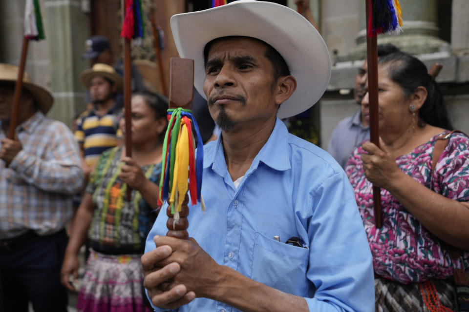 El líder de la comunidad Chorti, Santos Florencio Perez y representantes de indígenas mayas asisten a una reunión para mostrar su respaldo al proceso electoral y la segunda vuelta presidencial prevista, a las afueras del Tribunal Supremo Electoral en Ciudad de Guatemala el viernes 14 de julio de 2023. La Fiscalía allanó la sede del TSE después de que éste proclamara oficialmente los resultados de la elección del 25 de junio, lo que generó críticas y cuestionamientos dentro y fuera del país. (AP Foto/Moisés Castillo) Representantes indígenas mayas se reúnen para dar una declaración de