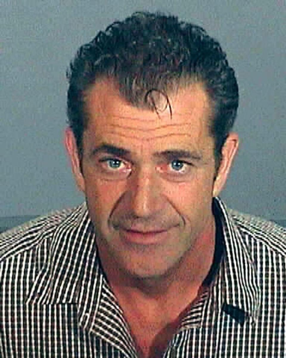 Nach eigenen Angaben trinkt Mel Gibson bereits, seit er 13 ist, seine Alkoholprobleme führten bereits mehrfach zu Verhaftungen. Am schockierendsten war womöglich die Festnahme 2006, als Gibson bei einer betrunkenen Autofahrt erwischt wurde und gegenüber dem Polizisten, einem Juden, mit rassistischen Kommentaren ausfällig wurde. Verurteilt wurde er zu drei Jahren auf Bewährung. (Bild: Los Angeles County Sheriff's Department via Getty Images)