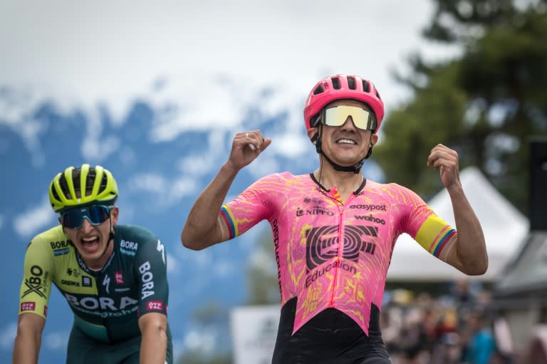 L'Equatorien Richard Carapaz remporte la 4e étape du Tour de Romandie devant l'Allemand Florian Lipowitz (g), le 27 avril 2024 à Leysin (Fabrice COFFRINI)