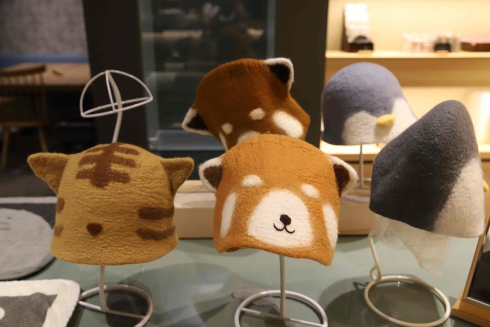在大廳的紀念品店買頂可愛動物帽，隔天戴去旭山動物園吧！