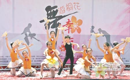 客家桐花祭活動，由舞蹈團表演精彩的桐花舞春風。（楊樹煌攝）