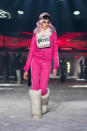 <p>Auch dieser knallpinke Trainingsanzug reiht sich in die Kollektion von Philipp Plein ein. Der Designer, der sonst in der Regel auf Schwarz setzt, bewies im Rahmen der New York Fashion Week Mut zur Farbe. (Bild-Copyright: Craig Ruttle/AP Photo) </p>