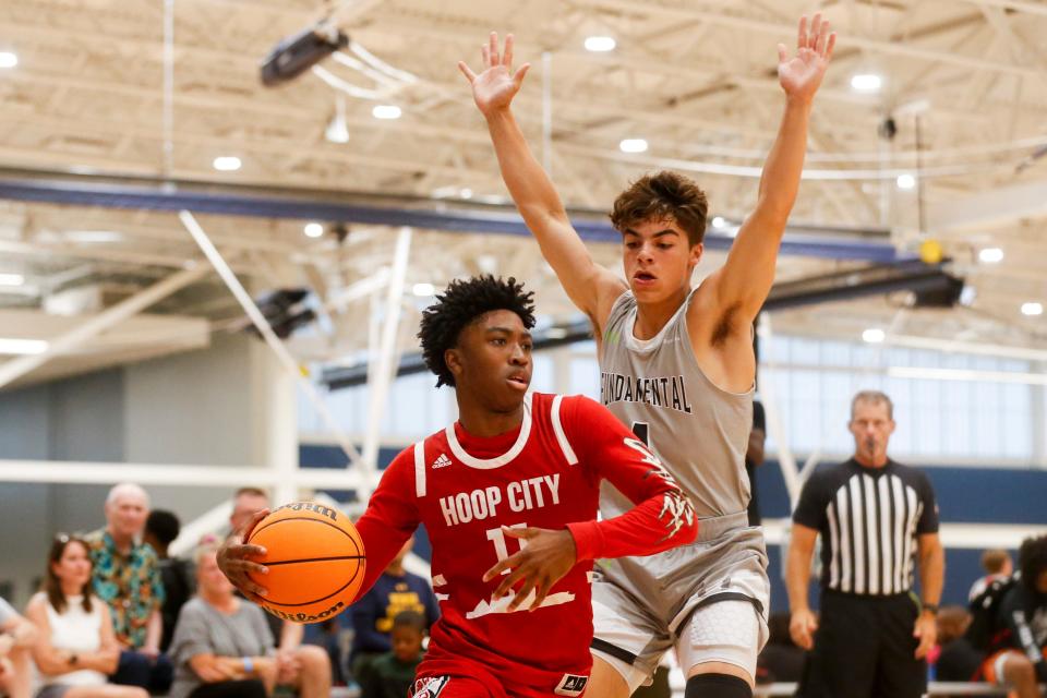 Hoop City Elite’s K.J. Tenner (11) drives to the basket during the game between Hoop City Elite and Fundamental U at Memphis Live in Memphis, Tenn., on Friday, July 14, 2023.