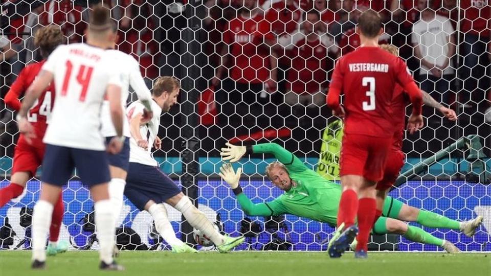 Kane ejecuta un penalti ante Schmeichel