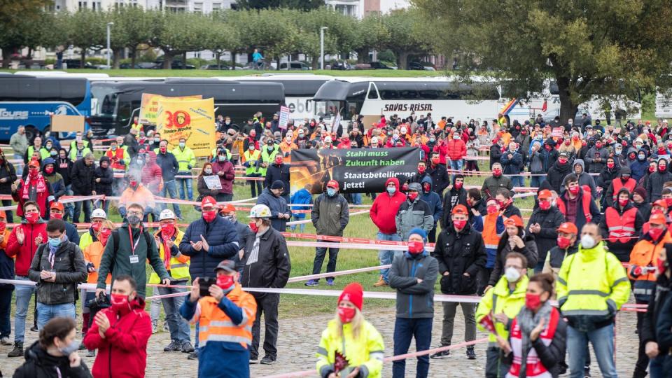 Thyssenkrupp-Stahlarbeiter demonstrieren in Düsseldorf.