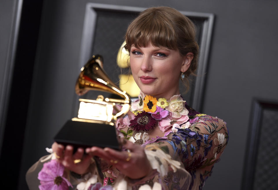 <p><em>Folklore</em> di Taylor Swift è l'album dell'anno. L'artista è la prima donna ad aver vinto ai Grammy nella categoria per la terza volta eguagliando primati appartenuti a Frank Sinatra, Stevie Wonder e Paul Simon. Precedentemente aveva vinto nel 2008 con <em>Fearless</em> e nel 2014 con <em>1989</em>. (Photo by Jordan Strauss/Invision/AP)</p> 