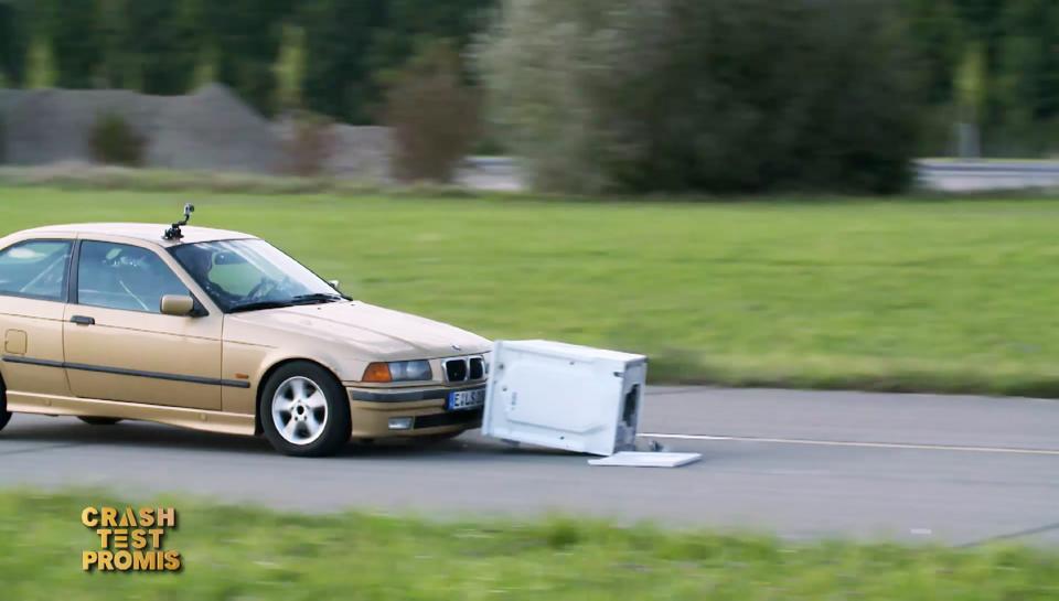 Auto gegen Waschmaschine: Wer gerade drauf zu hält, der gewinnt diesen Zweikampf. Foto: MG RTL D